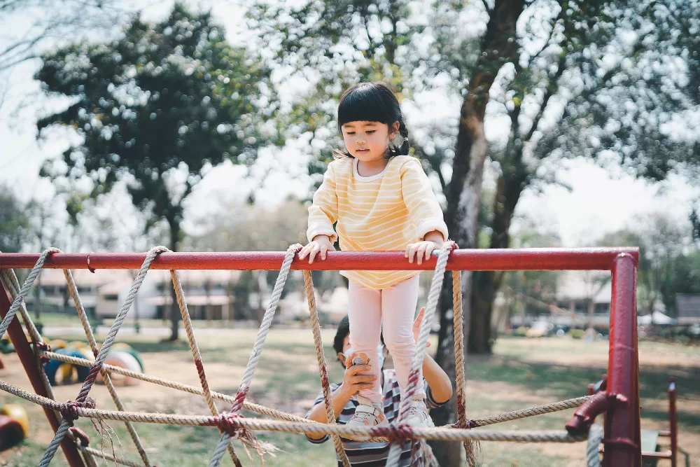 Monkey Bars Permainan yang Biasa Ada di Playground dan Seru untuk Anak