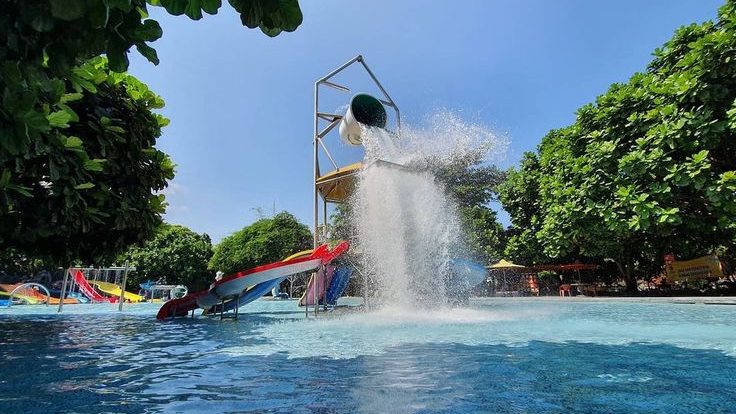 Jenis Wahana permainan kolam renang Ember tumpah