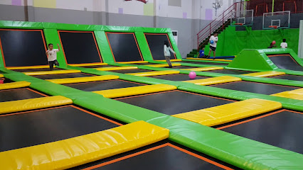 kesenangan melompat Gravity Indoor Trampoline Park (Trampoline Park)